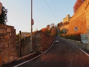 72 In via Tre Armi prendo a sx  la stradetta acciottolata di Via Paradiso